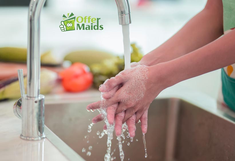 cleaning kitchen sink